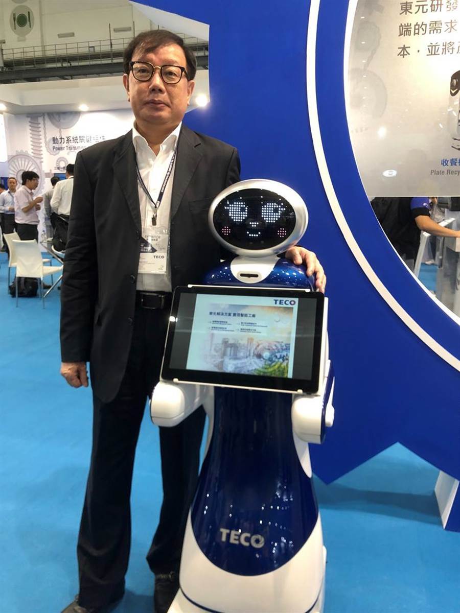 東元電機新開發(fā)導覽機器人今首度曝光，負責全桉的東元協(xié)理林勝泉。圖／沉美幸
