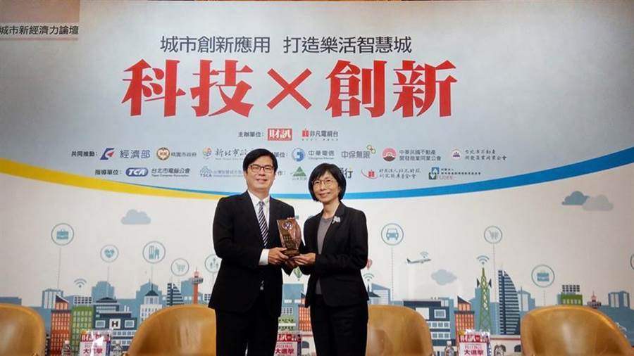 （東元集團董事長邱純枝5日從行政院副院長陳其邁手中，接下臺灣智慧城市發(fā)展協(xié)會頒發(fā)智慧城市卓越貢獻獎。圖／東元集團提供）