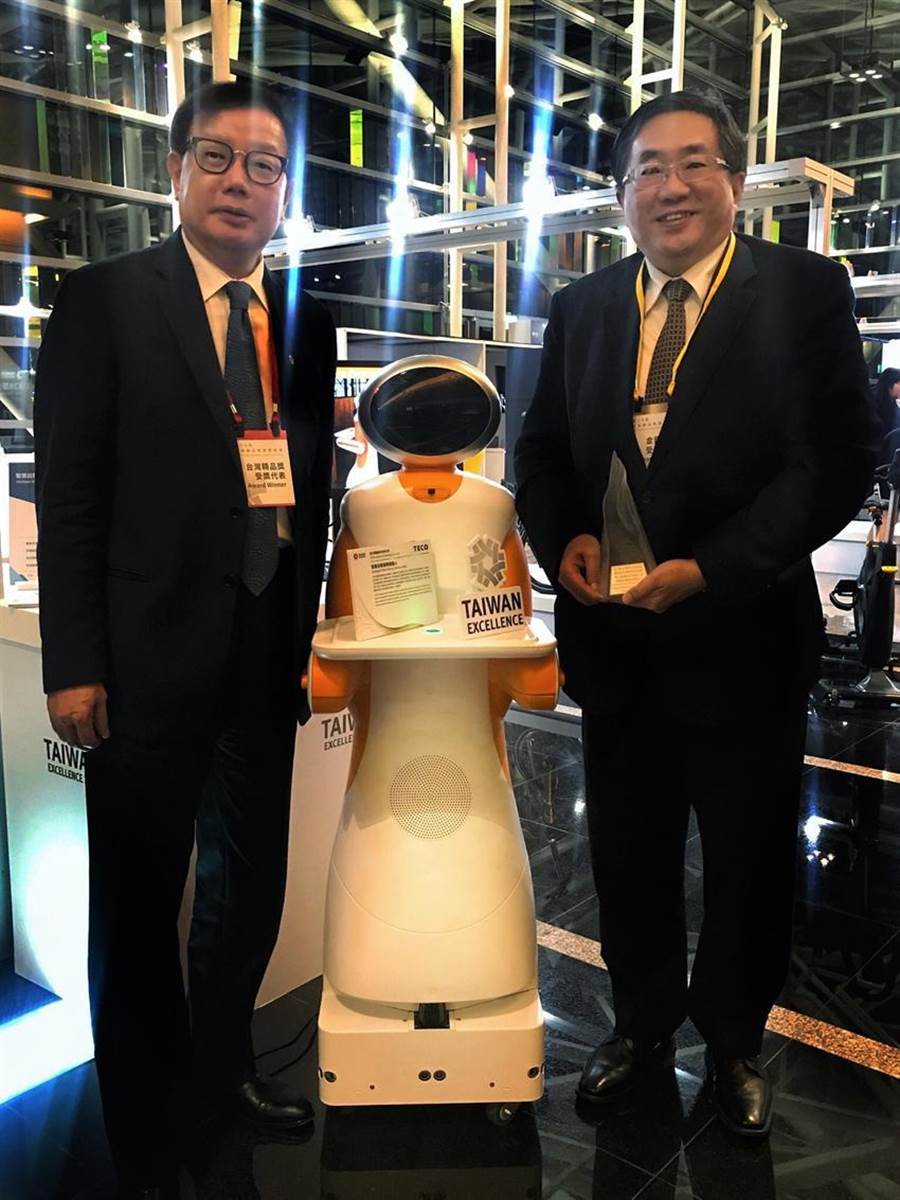 （東元電機自行開發(fā)送餐機器人27日獲頒臺灣精品獎銀質(zhì)獎，圖右為代理總經(jīng)理連昭志、左為負(fù)責(zé)開發(fā)的東元電機自動化暨智能系統(tǒng)事業(yè)部協(xié)理林勝泉。圖／業(yè)者提供）
