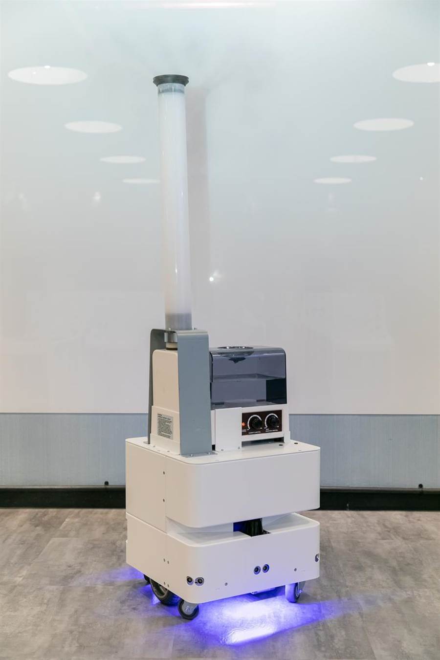 （東元3日發(fā)表智慧UVC消毒防疫機(jī)器人，以3D列印技術(shù)，制作雙向360度全面向噴頭，進(jìn)行大面積的噴霧消毒。圖／東元提供）
