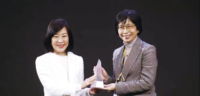 東元電機(jī)以「智慧噴霧防疫機(jī)器人」勇奪臺(tái)灣精品金質(zhì)獎(jiǎng)，由東元電機(jī)邱純枝董事長(zhǎng)（右）受獎(jiǎng)。圖／東元提供